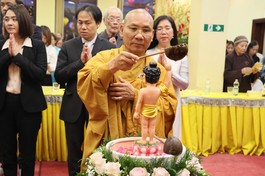 Cử hành nghi thức Tắm Phật truyền thống