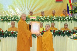  Thượng tọa Thích Huệ Đức trao quyết định bổ nhiệm trụ trì chùa Thiên Quang đến Đại đức Thích Thiện Hỷ
