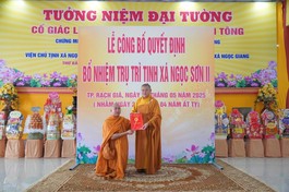 Thượng tọa Thích Minh Tiến trao quyết định bổ nhiệm trụ trì tịnh xá Ngọc Sơn II đến Đại đức Thích Minh Kính