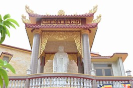An vị tôn tượng Đức Phật A Di Đà trong khuôn viên chùa Phước Lâm 