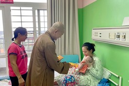 Đại đức Thích Thiện Triều đã trao quà đến bệnh nhi Bệnh viên Bà Rịa