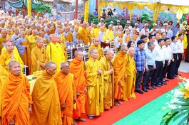 Chư tôn đức niệm Phật cầu gia hộ, chào Quốc kỳ và Đạo kỳ