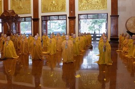 Chư Tăng trong Lễ tác pháp thọ an cư, tại Việt Nam Quốc Tự, vào sáng 12-5-Ất Tỵ - Ảnh: Bảo Toàn/BGN