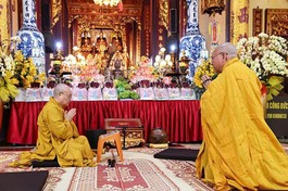 Trưởng lão Hòa thượng Thích Thanh Nhiễu và Hòa thượng Thích Gia Quang tác pháp đối thú