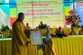 Thượng tọa Thích Trí Thọ trao quyết định bổ nhiệm trụ trì chùa Long Vân đến Sư cô Thích nữ Trung Phát