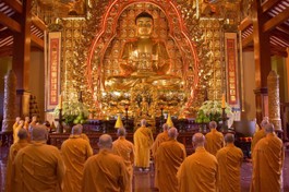 Niêm hương và đảnh lễ Tam bảo tại Lễ Bố-tát tại chánh điện Việt Nam Quốc Tự - Ảnh: Quảng Đạo/BGN