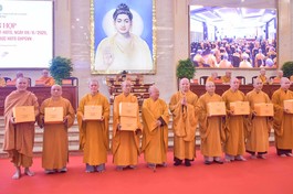 Hòa thượng Thích Lệ Trang trao quà lưu niệm và quyết định dừng hoạt động đến Ban Trị sự TP.Thủ Đức cùng 21 quận huyện - Ảnh: Quảng Đạo/BGN
