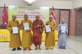 Hòa thượng Thạch Hà trao quyết định dừng hoạt động của Ban Trị sự TP.Cà Mau và 3 huyện: Thới Bình, Đầm Dơi và Phú Tân