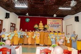 Hòa thượng Thích Châu Quang và Hòa thượng Thích Giác Tiến trao hoa, Bằng tuyên dương công đức chúc mừng đến toàn thể thành viên Ban Trị sự Phật giáo TP.Buôn Ma Thuột