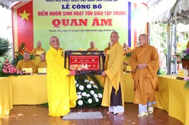 Trưởng lão Hòa thượng Thích Thiện Huệ trao khánh chúc mừng đến Đại đức Thích Lệ Duyên