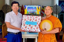 Ông Nguyễn Cao Cường trao quà đến chư Tăng trường hạ chùa Tam Bảo đến Đại đức Thích Pháp Hiếu