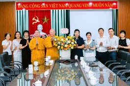  Thượng tọa Thích Tâm Định trao hoa chúc mừng nhân chuyến thăm