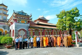 Phái đoàn lãnh đạo tỉnh chụp ảnh lưu niệm cùng chư tôn đức Ban Trị sự tỉnh tại chùa Tam Bảo