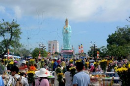 Hàng ngàn lượt khách thập phương, Phật tử các nơi đến hành hương chiêm bái tại Quán Âm Phật Đài