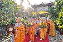 Ni trưởng Thích nữ Như Như làm trưởng đoàn thăm, sách tấn các hành giả Ni khu vực miền Trung