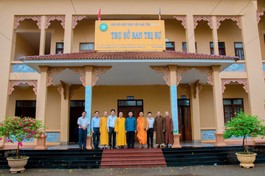 Phái đoàn chụp ảnh lưu niệm cùng chư tôn đức tại chùa Long Phước