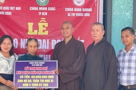 Đại diện chùa Minh Giác và Bình Quang trao bảng ủng hộ kinh phí xây nhà cho bà Trần Thị Như Ái