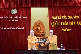 Hòa thượng Thích Quảng Tùng trao tịnh tài trợ duyên Tăng Ni sinh Học viện trong mùa An cư kiết hạ