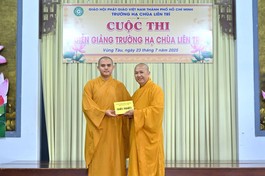 Hòa thượng Thích Thông Không trao giải nhất đến Đại đức Thích Nhuận Hoàng