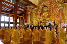 Chư Tăng trong nghi thức Bố-tát tại chính điện Việt Nam Quốc Tự