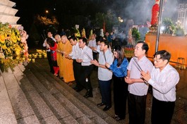 Chư tôn đức cùng lãnh đạo các cơ quan dâng hương anh linh các anh hùng, liệt sĩ tại Nghĩa trang Liệt sĩ tỉnh Thanh Hóa