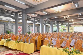 Chư hành giả Ni cung đón chư tôn đức giáo thọ quang lâm lớp học