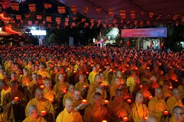 Chư tôn đức thắp nến tưởng niệm, tri ân các anh hùng, liệt sĩ tại chùa Tỉnh Hội