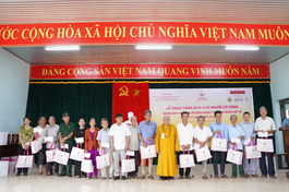 Ban Tổ chức trao quà tri ân tại xã Cồn Tiên, tỉnh Quảng Trị