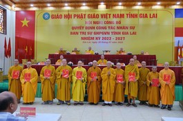 Hòa thượng Thích Huệ Thông trao quyết định đến chư tôn đức Ban Thường trực