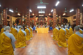 Ni trưởng Thích Đàm Lan sách tấn hành giả Ni tại trường hạ chùa Đại Từ Ân