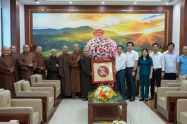 Chư tôn đức Ban Trị sự GHPGVN tỉnh tặng hoa chúc mừng lãnh đạo Tỉnh ủy, UBND tỉnh Lào Cai