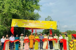 Đại đức Thích Minh Phú, trụ trì chùa Tường Nguyên cắt băng khánh thành cầu Tường Nguyên 551 tại xã Tân Lân, tỉnh Tây Ninh