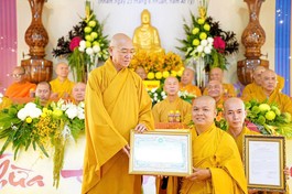 Thượng tọa Thích Bình Tâm, Phó Trưởng ban Thường trực Ban Trị sự TP.Cần Thơ trao quyết định đến Đại đức Thích Quang Dụng