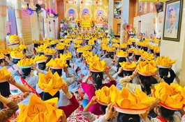 Phật tử dâng cúng pháp y nhân mùa Vu lan - Báo hiếu Phật lịch 2569