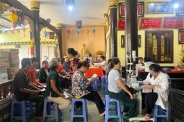 Bà con địa phương về chùa khám mắt miễn phí
