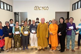 Hòa thượng Thích Duy Trấn, Ni sư Thích nữ Thông Liên trao tiền của bạn đọc ủng hộ bệnh nhân có hoàn cảnh khó khăn