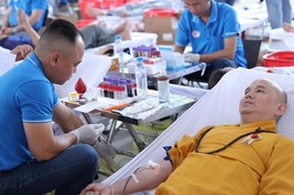 Đại đức Thích Lệ Ngôn hiến máu tình nguyện