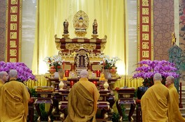 Hòa thượng Thích Lệ Trang niêm hương tham lễ chư Phật - Ảnh: HD/BGN