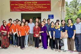 Đoàn bàn giao nhà mới đến gia đình ông Phạm Hoàng Long tại ấp Giồng Chủ, xã Tân Hào