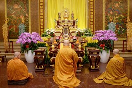 Hòa thượng Thích Lệ Trang tuyên sớ trong Pháp hội Vu lan - Báo hiếu Phật lịch 2569 tại Việt Nam Quốc Tự - Ảnh: B.Toàn/BGN