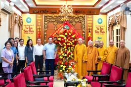 Thứ trưởng Bộ Dân tộc và Tôn giáo cùng lãnh đạo Ban Tôn giáo Chính Phủ tặng lẵng hoa chúc mừng chư tôn đức lãnh đạo GHPGVN nhân mùa Vu lan - Báo hiếu