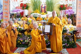Thượng tọa Thích Quảng Lộc, Phó Trưởng ban Thường trực Ban Trị sự GHPGVN tỉnh trao quyết định bổ nhiệm đến Đại đức Thích Nguyên Hiển