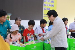 Nguyên Chủ tịch nước Trương Tấn Sang trao quà trung thu tại chùa Phổ Minh