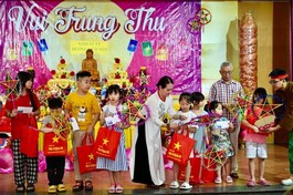Đêm hội Vui Tết Trung thu tặng quà cho các em nhỏ, tại chùa Quán Sứ