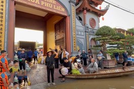 Bà con Phật tử chùa Phù Liễn dùng xuồng chở lương thực, thực phẩm đến tiếp tế bà con vùng ngập nặng tại tỉnh Thái Nguyên - Ảnh: PGTN