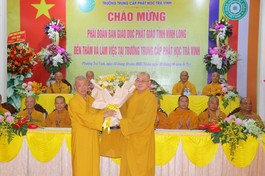 Đoàn đến thăm tại Trường Trung cấp Phật học Trà Vinh