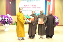 Thượng tọa Thích Minh Nhẫn trao quyết định bổ nhiệm Ban Quản trị tự viện đến các vị trụ trì