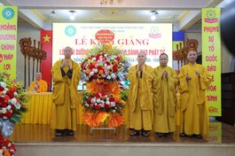 Đại diện Ban Trị sự GHPGVN tỉnh Phú Thọ tặng hoa chúc mừng