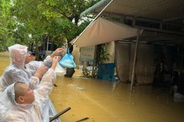 Chư Tăng trao những suất cơm đến cho người dân bị cô lập do nước lũ dâng cao tại TP.Huế