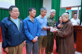 Ni trưởng Thích nữ Nhật Khương trao quà đến bà con bị ảnh hưởng nặng nề do bão lũ